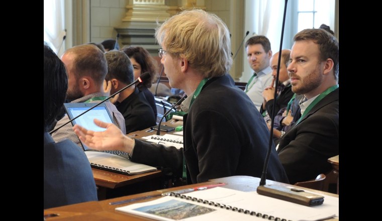 Aufmerksam zugehört und eine Frage gestellt.