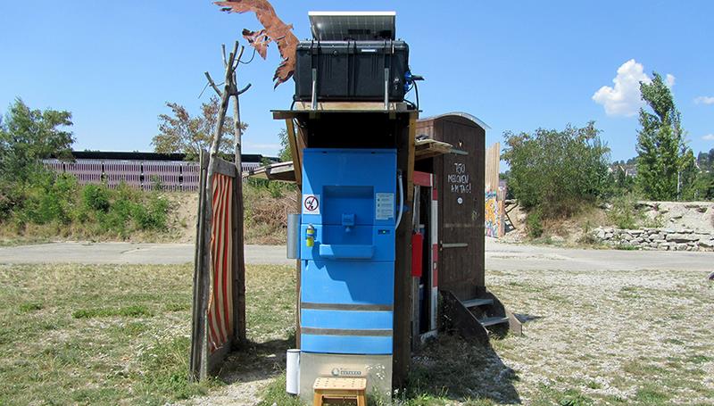 Die Wasserrecyclingsanlage beim Feldversuch in der Stadionbrache Hardturm in Zürich. (Foto: E. Reynaert/Eawag)