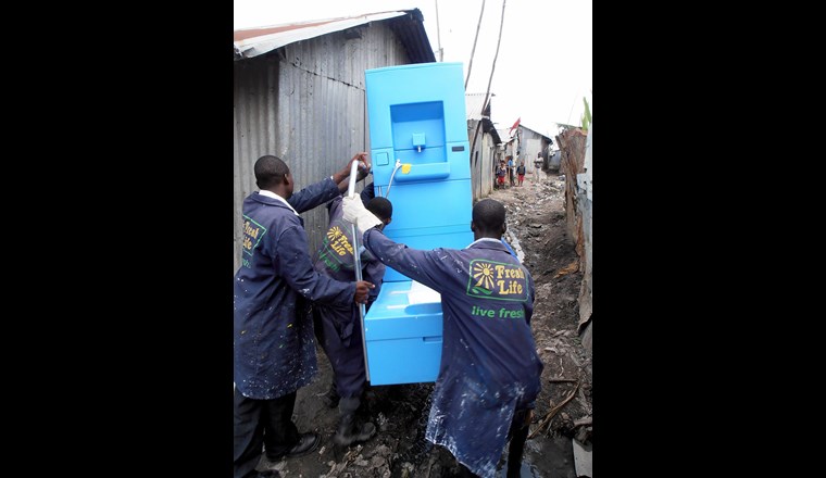 Bewohner von Mukuru in Nairobi tragen eine Wasserwand durch das Armenviertel. Auch dieses Vorgängermodell haben die Forschenden im Jahr 2015 dort bereits getestet. (Foto: EOOS)