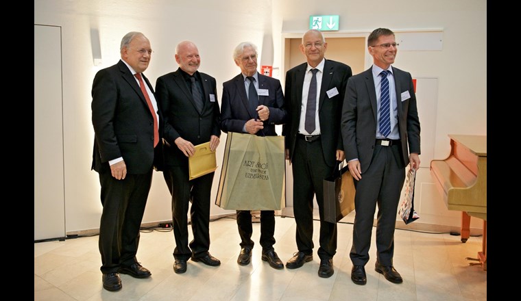 Bundesrat Johann N. Schneider-Ammann mit den vier bisherigen Direktoren des PSI (v. l.): Martin Jermann, Meinrad Eberle, Ralph Eichler und Joël Mesot. Am 1. Januar 2019 tritt Joël Mesot das Amt des Präsidenten der ETH Zürich an. (Bild: PSI/M. Fischer)