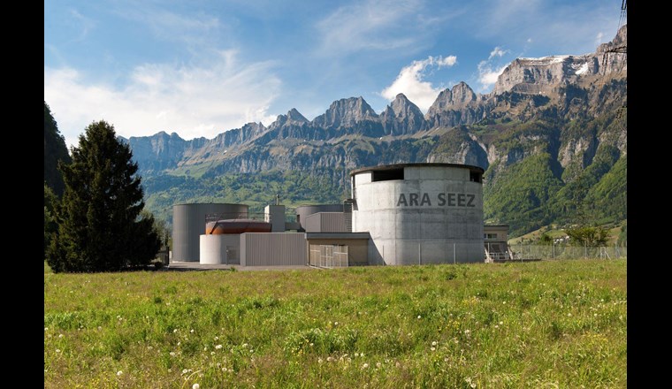 Die Verantwortlichen der ARA Seez in Flums haben sich die Energieautarkie zum Ziel gesetzt und mit viel Engagement von Betriebsleiter Beat Bless die konkreten Energiemassnahmen ermittelt und umgesetzt. (Foto: ARA Seez)