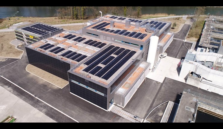 Photovoltaikanlagen auf dem Dach des Klärwerks Werdhölzli und den Fassaden des Gebäudes für die Elimination der Mikroverunreinigung. (Quelle: ERZ Entsorgung + Recycling Zürich)