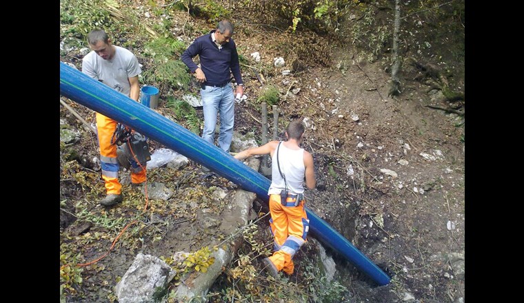 Einzug der PE-Druckleitung in die 265 m lange Bohrung für das Kraftwerk Oberstocken
