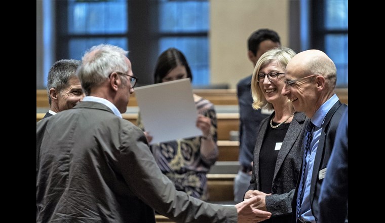 Christof Holliger und Rik Eggen (beide Mitglieder der Geschäftsleitung Oekotoxzentrum), Inge Werner (Leiterin Oekotoxzentrum) und Kurt Seiler (Leiter des Interkantonalen Labors SH) im Gespräch (v.l.n.r.).