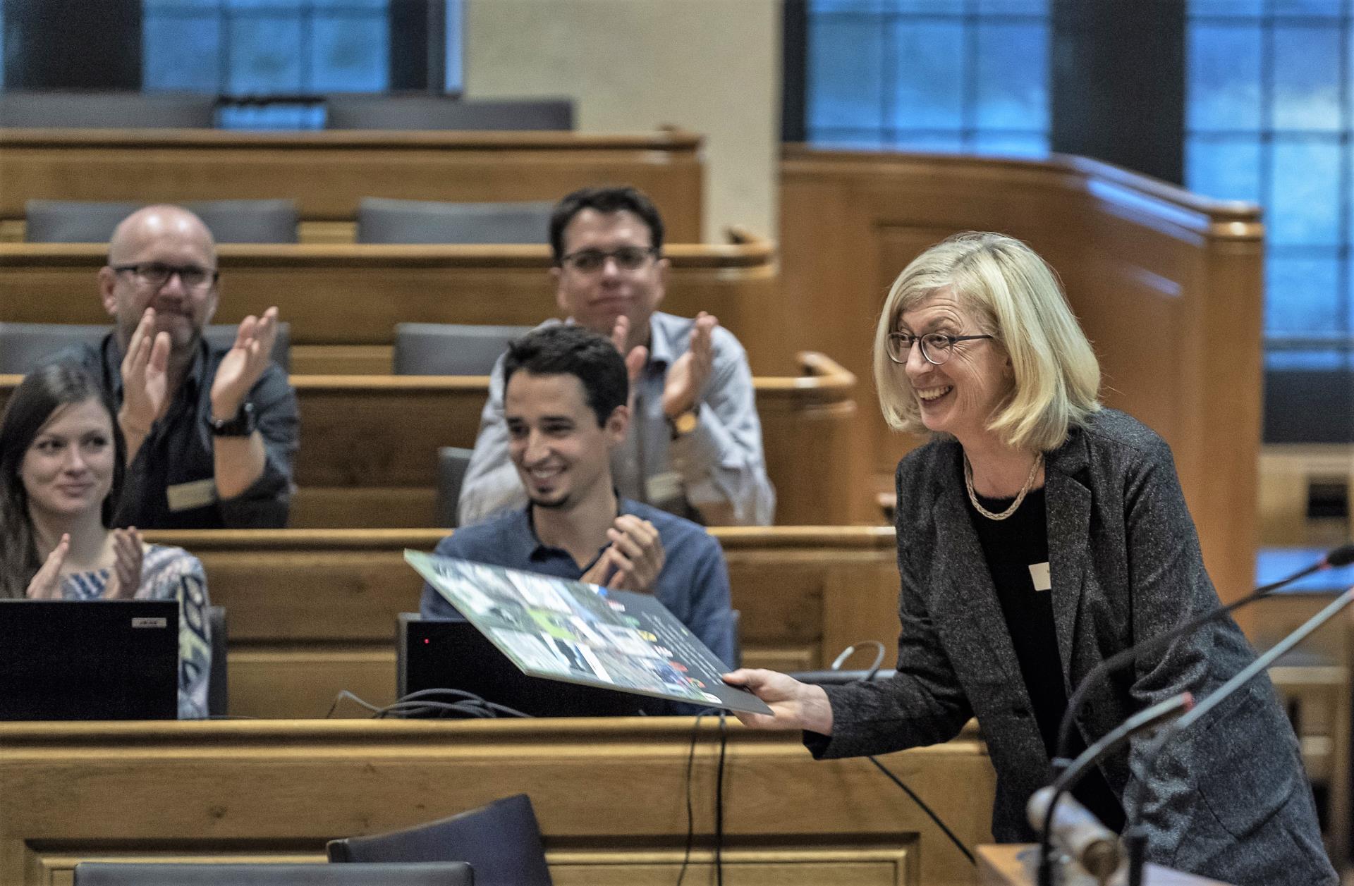 Direktorin Inge Werner freut sich über das Geschenk der Kantone zum 10. Geburtstag des Oekotoxzentrums.