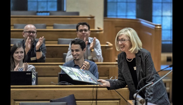 Direktorin Inge Werner freut sich über das Geschenk der Kantone zum 10. Geburtstag des Oekotoxzentrums.