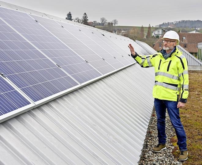 IB-Murten-Direktor Charles Nicolas Moser präsentiert "seine" neueste Fotovoltaikanlage - weitere werden demnächst folgen.