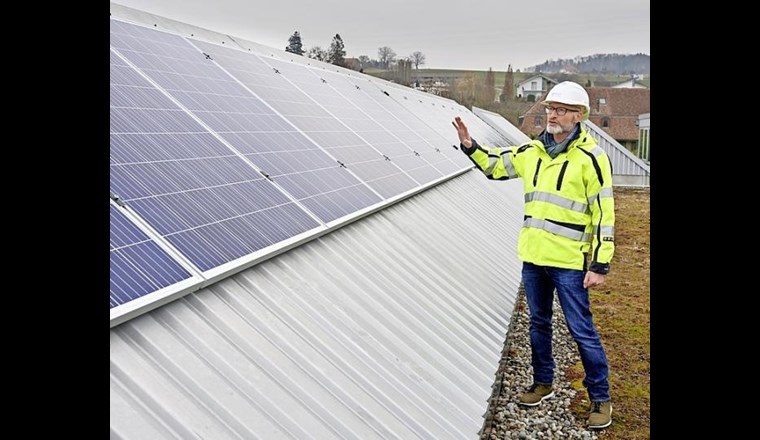 IB-Murten-Direktor Charles Nicolas Moser präsentiert "seine" neueste Fotovoltaikanlage - weitere werden demnächst folgen.