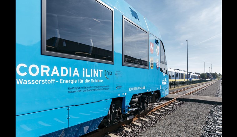Erster Personenzug mit Brennstoffzellentechnologie: Alstoms Wasserstoff-Züge fahren seit Mitte September im öffentlichen Linienverkehr und nach festem Fahrplan im Elbe-Weser-Netz, Niedersachsen (Bild: R. Frampe, evb)