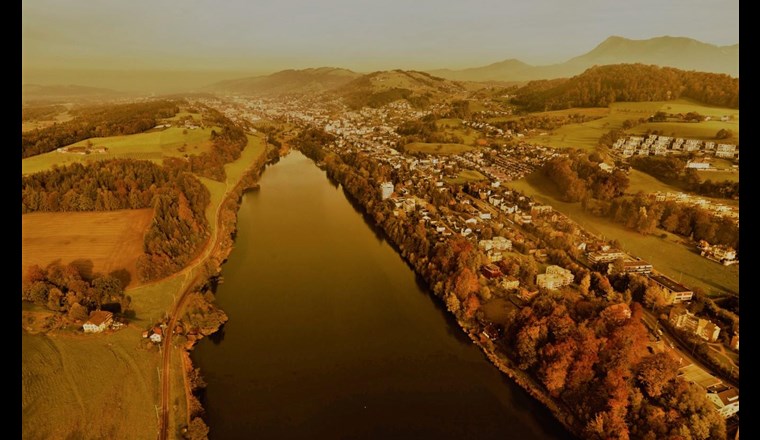 Ebikon liegt im Rontal und ist eine Vorortsgemeinde der Stadt Luzern. Zum Gemeindegebiet gehört neben dem oberen Rontal auch der grösste Teil des – unter Ruderfreunden bekannten – Rotsees und der Ortsteil Rathausen, der an der Reuss liegt. (Foto: Gemeinde Ebikon)