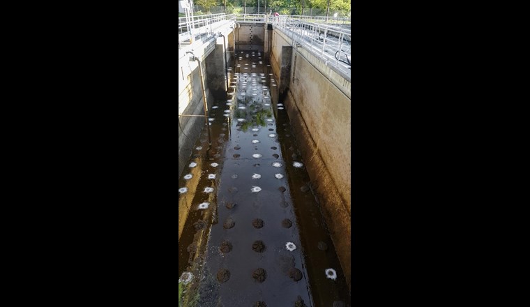 Fig. 6 Beispiel einer Belüftung vor dem Membranwechsel. Das Fouling der alten Membranen ist gut ersichtlich. Es sollte mit einer geeigneten Überwachung möglichst frühzeitig erkannt werden.