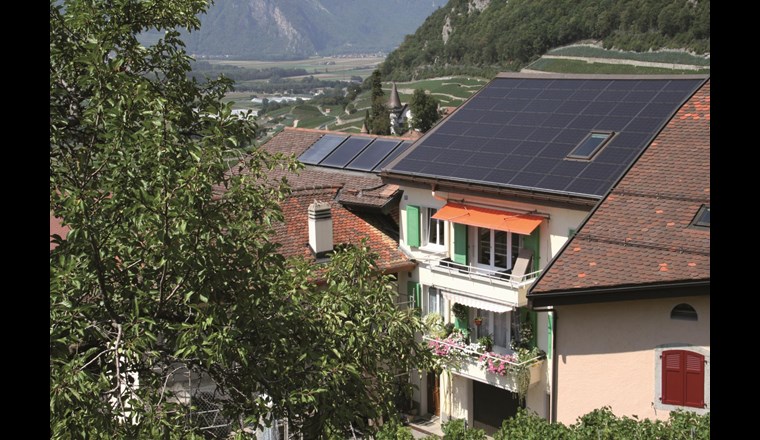 Das Mehrfamilienhaus in Yvorne. Rechts, mit liegendem Dachfenster, die PV-Anlage, links die
thermische Solaranlage mit einer Fläche von 9 m2.