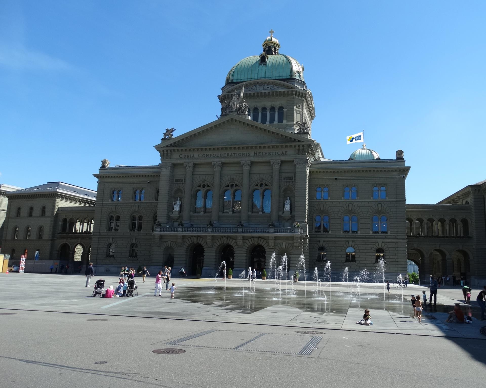 Bundeshaus in Bern. Trinkwasser wird nicht nur getrunken, jetzt wird ums Trinkwasser debattiert.
