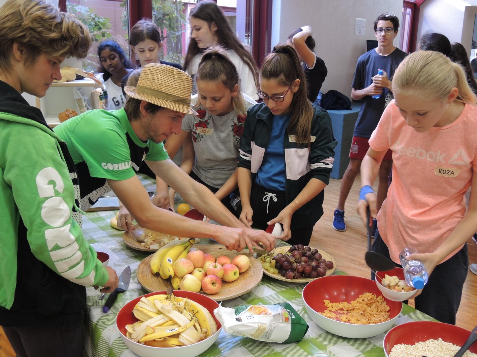 Im Rahmen der Ernährung ist die Zubereitung von Essen, aber auch der Umgang mit Trinkwasser ein ganz wichtiger Punkt des "Gorilla"Schulprogramms der "Schtifti Foundation".