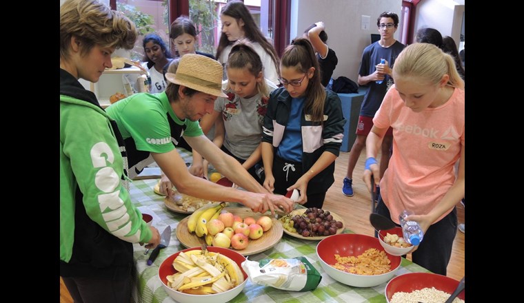 Im Rahmen der Ernährung ist die Zubereitung von Essen, aber auch der Umgang mit Trinkwasser ein ganz wichtiger Punkt des "Gorilla"Schulprogramms der "Schtifti Foundation".