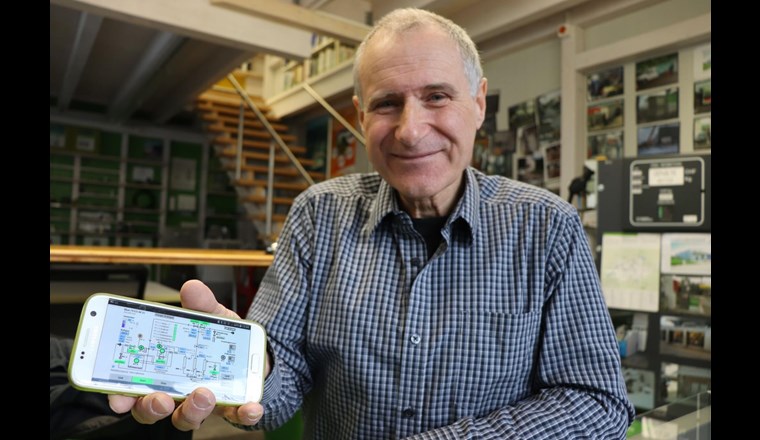 Ueli Oester kann auf seinem Mobiltelefon jederzeit die aktuellen Leistungsparameter der neuen Membran-Aufbereitungsanlage in Colombier (NE) abrufen. Im Fall einer Störung kann so schnell eine Diagnose erstellt werden und korrigierend eingegriffen werden, bevor allenfalls ein Apex-Techniker ausrücken muss.