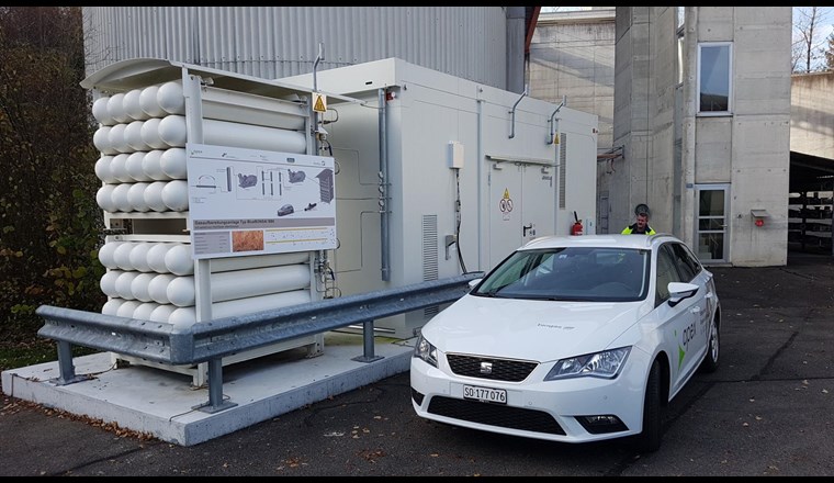 Biomethan-Tankstelle auf dem Gelände der Abwasserreinigungsanlage (ARA) in Schönenwerd (SO): Das Klärgas aus der ARA wird mit einer Membran-Aufbereitungsanlage (untergebracht im Container in der Bildmitte) zu Biomethan 'veredelt'. Danach steht das Biomethan in 300 bar-Speicherflaschen (links im Bild) für die Betankung von Gasautos bereit. Foto: Apex