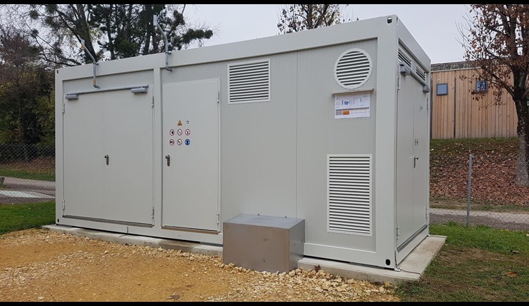 Die Biomethan-Aufbereitungsanlage der Apex AG in ihrer neusten kompakten Form: Mit der Kleinanlage wird aus dem Biogas der Kläranlage im neuenburgischen Colombier Biomethan gewonnen. Dieses wird ins Erdgasnetz des regionalen Energieversorgers Viteos SA eingespeist. Foto: Apex AG