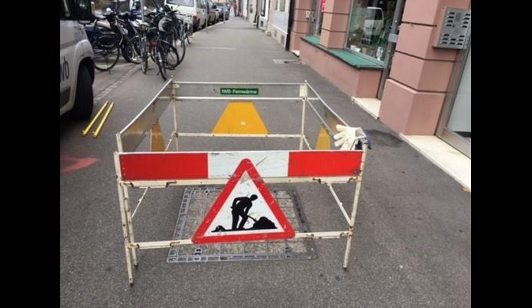 Versuchsaufbau im Feldversuch in einem Serviceschacht einer Fernwärmeanlage in Basel. Im Bild: umzäunter Serviceschacht