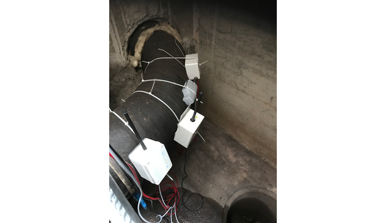 Versuchsaufbau im Feldversuch in einem Serviceschacht einer Fernwärmeanlage in Basel. Im Bild: die nebeneinander montierten LoRaMesh- und LoRaWAN-Sensorknoten