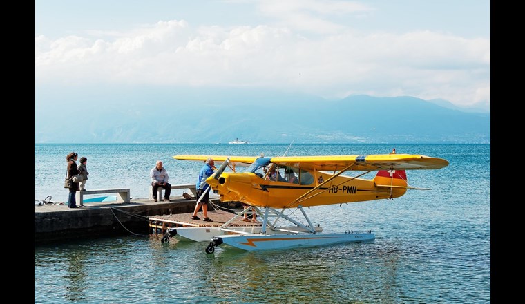 Noch nicht behandelt im Rat ist die im September eingereichte Motion von
Philippe Nantermod (FDP/VS), die eine Lockerung von Gewässerschutzzonen zugunsten von Wasserflugzeugen verlangt. Der Bundesrat lehnt sie ab. 
Das Bundesamt für Zivilluftfahrt verabschiedet 2018 ein Objektblatt zur Vergrösserung des Wasserflugplatzes Lachen auf dem Zürich-Obersee. Im Bild: Genfersee (© pixabay)