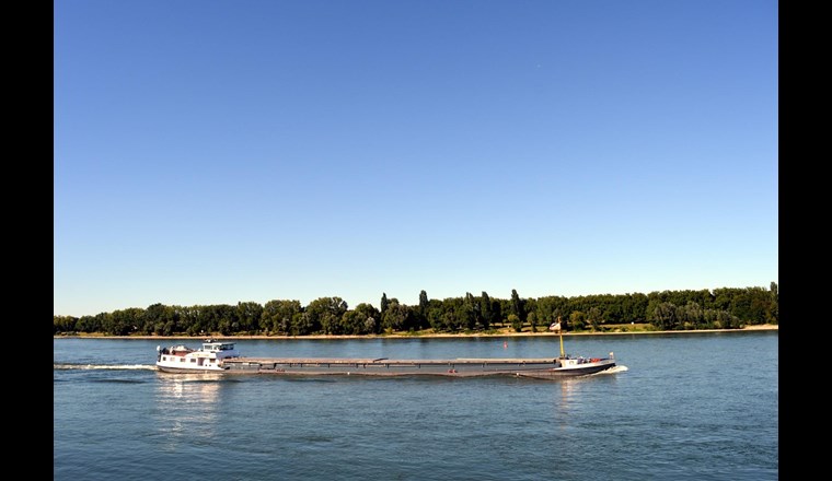 Der Nationalrat lehnt die Motion von Ulrich Giezendanner (SVP/AG) ab, mit welcher er eine Befreiung der Lastschiffe von der Mineralölsteuer gefordert hatte. Im Bild: der Rhein (© pixabay)