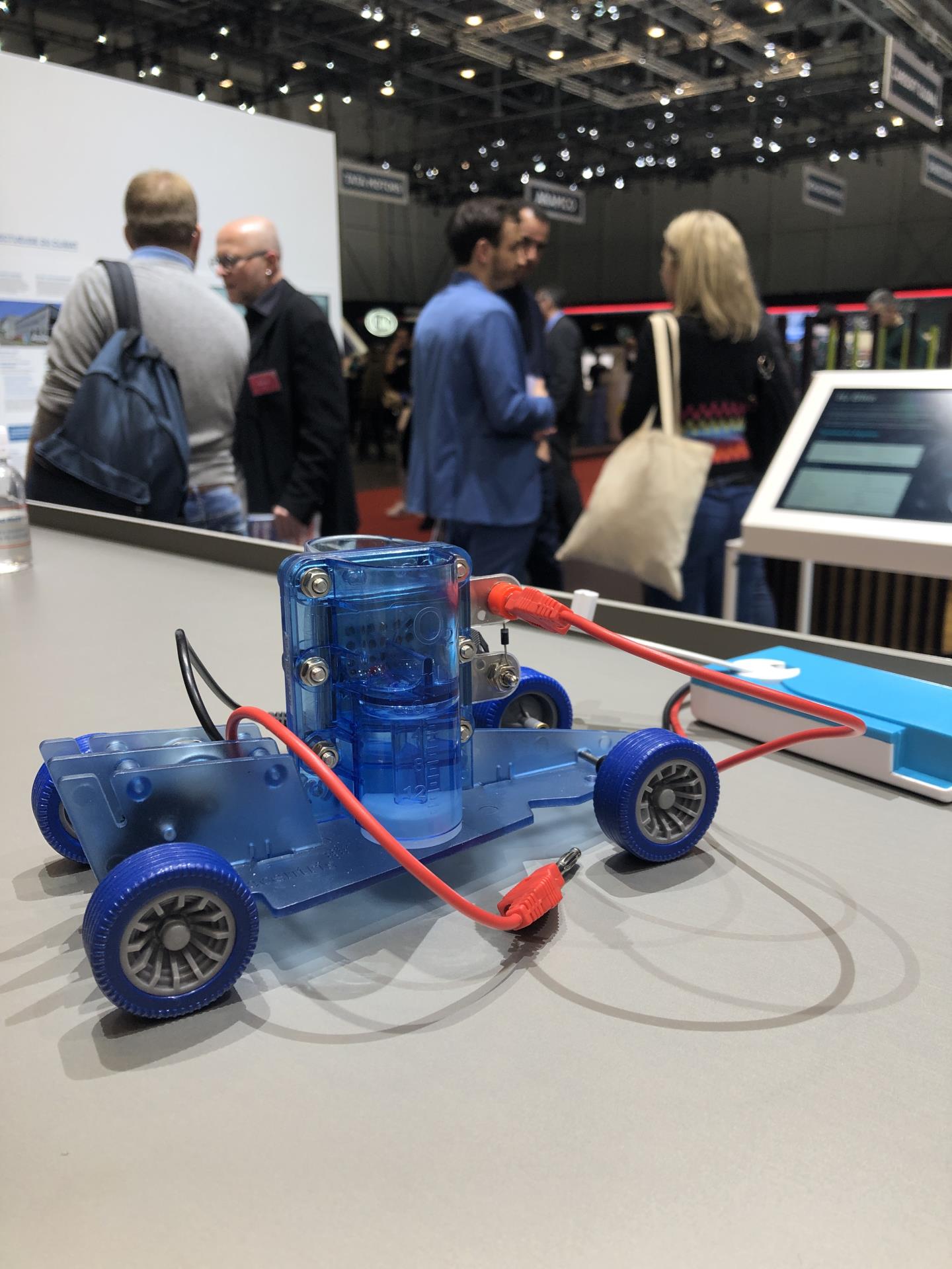 Die Empa konnte am diesjährigen Autosalon diverse Mobilitätskonzepte mit erneuerbaren Energien einem breiten Publikum vorstellen. Dazu gehören Wasserstoff sowie synthetische Treibstoffe, die über einen längeren Zeitraum gespeichert werden können.(©Empa)