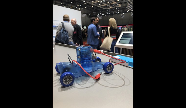 Die Empa konnte am diesjährigen Autosalon diverse Mobilitätskonzepte mit erneuerbaren Energien einem breiten Publikum vorstellen. Dazu gehören Wasserstoff sowie synthetische Treibstoffe, die über einen längeren Zeitraum gespeichert werden können.(©Empa)