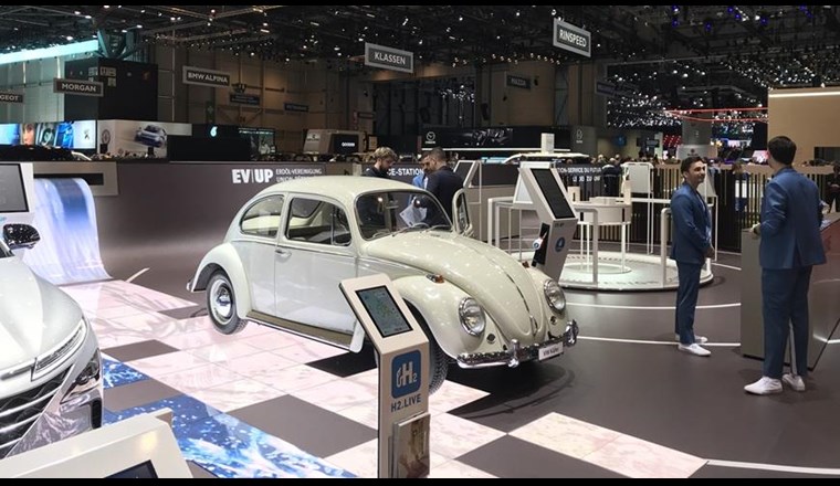 Am Genfer Autosalon wurden nachhaltige Treibstoffe der Zukunft präsentiert. Nicht nur Elektroautos oder Wasserstoff-Fahrzeuge können CO2-arm betankt werden, sondern selbst ein VW-Käfer Baujahr 1965, der den Stand der Erdöl-Vereinigung zierte.(©Empa)