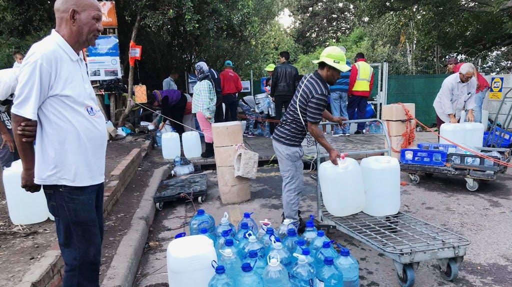Wasser ist nur begrenzt vorhanden: Reiche Leute können sich noch Extra-Wasser dazukaufen, die Menschen aus der Mittelschicht sind von ihrer Gemeinde abhängig. 
Bild: SRF / Antje Christ