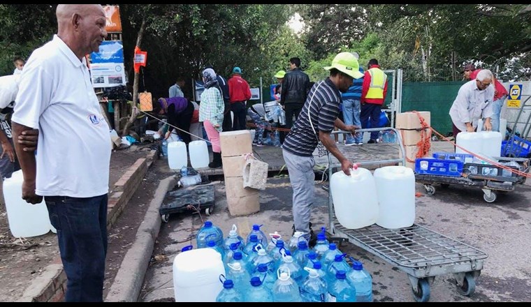 Wasser ist nur begrenzt vorhanden: Reiche Leute können sich noch Extra-Wasser dazukaufen, die Menschen aus der Mittelschicht sind von ihrer Gemeinde abhängig. 
Bild: SRF / Antje Christ