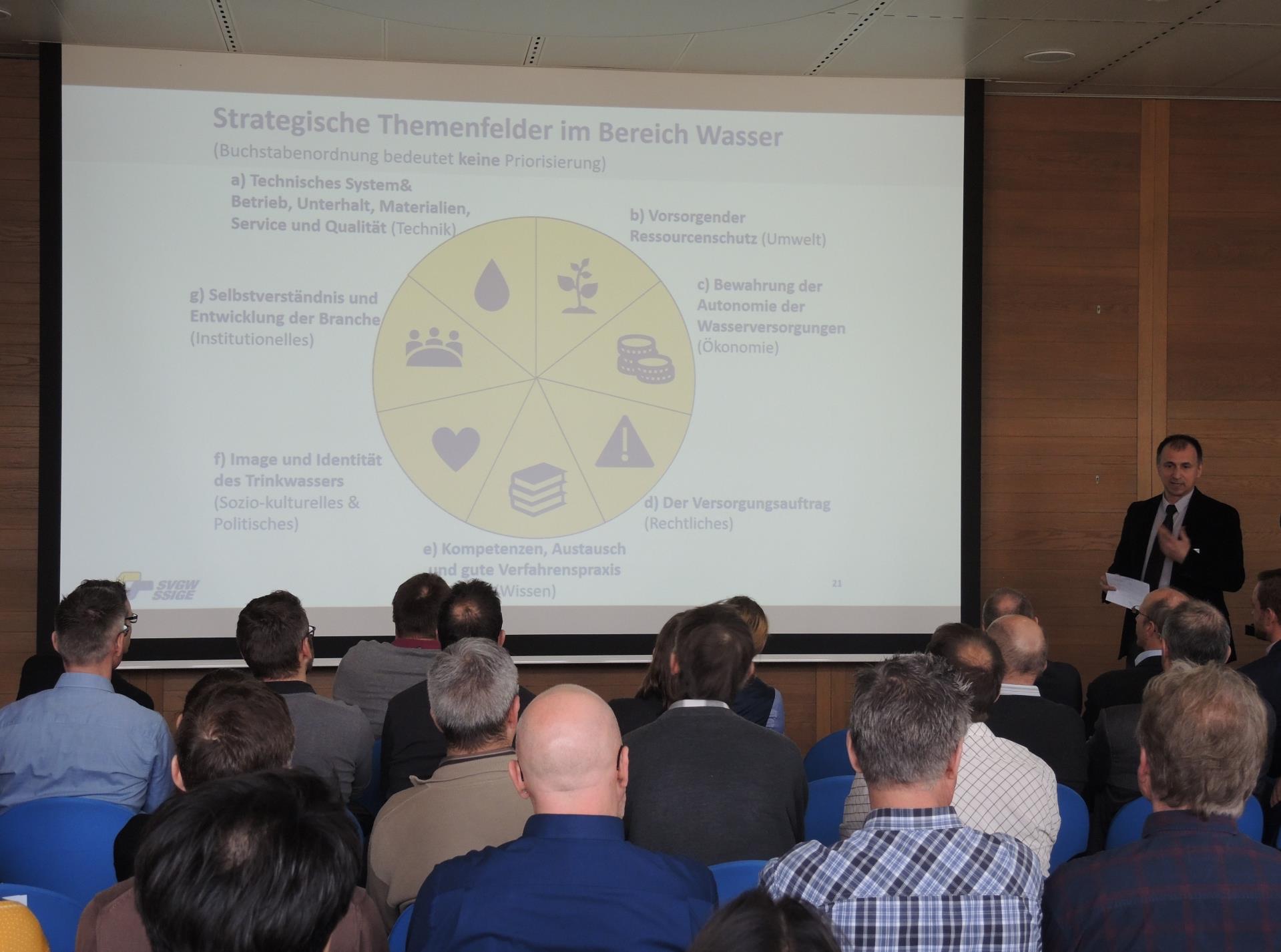 André Olschewski, Leiter des Bereichs Wasser beim SVGW, orientierte am FOWA-Resultate-Workshop über die strategischen Themenfelder im Bereich Wasser.