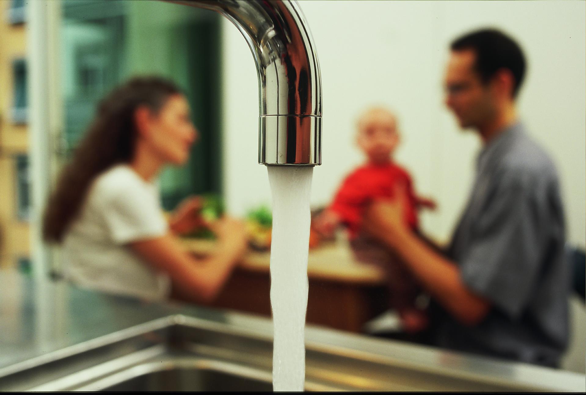 Die Konsumenten erwarten, dass das Trinkwasser ein natürliches Lebensmittel und daher frei von chemischen Fremdstoffen ist. (Bild 123rf.com)