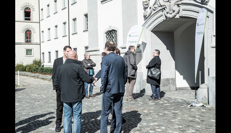 Bei schönstem Frühlingswetter genossen die Tagungsteilnehmer die Diskussionen und das Networking draussen.