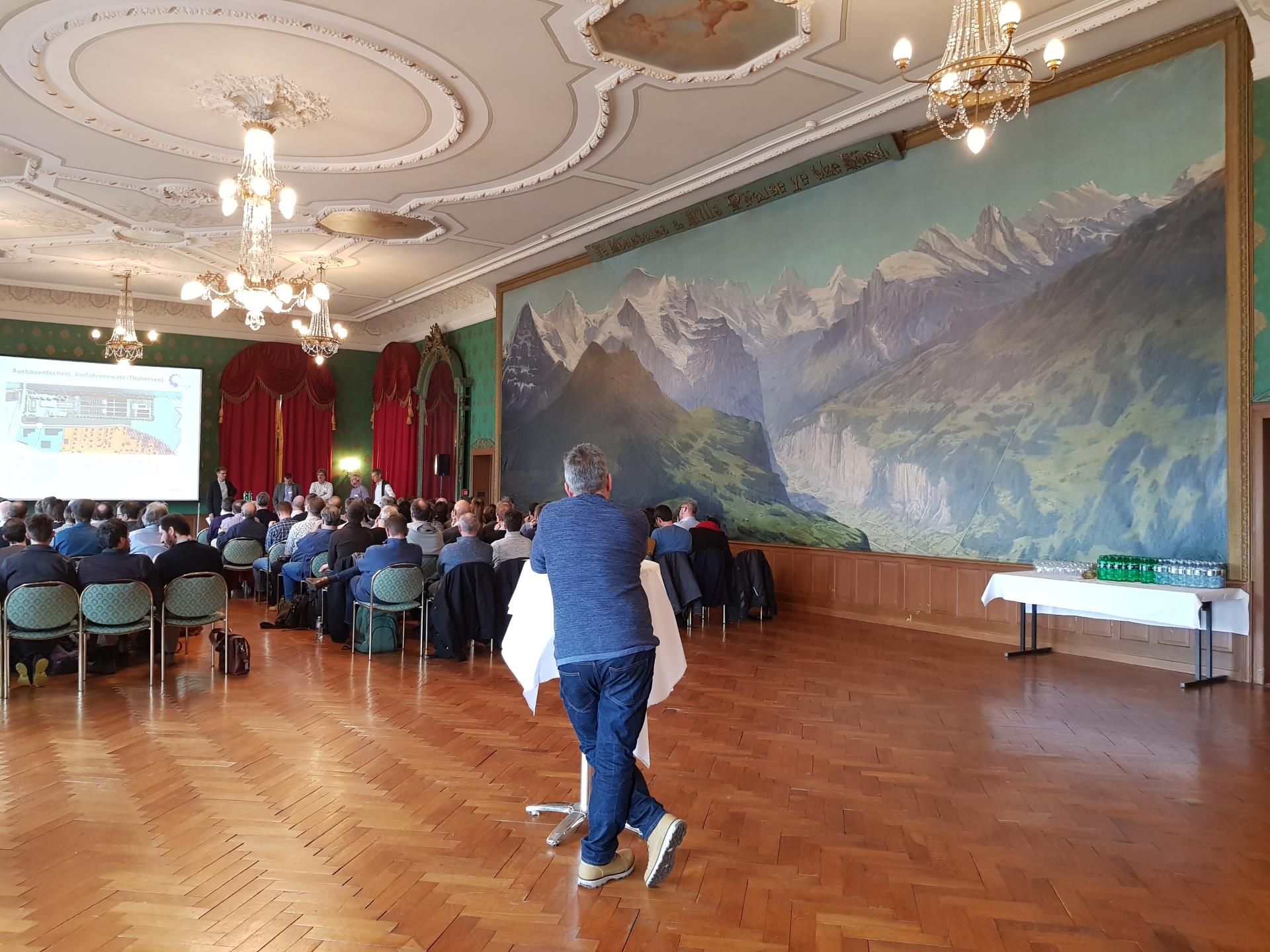 VSA-Fachtagung zum Thema Elimination von Mikroverunreinigungen aus Abwasser im Panoramasaal des Hotels Seeburg