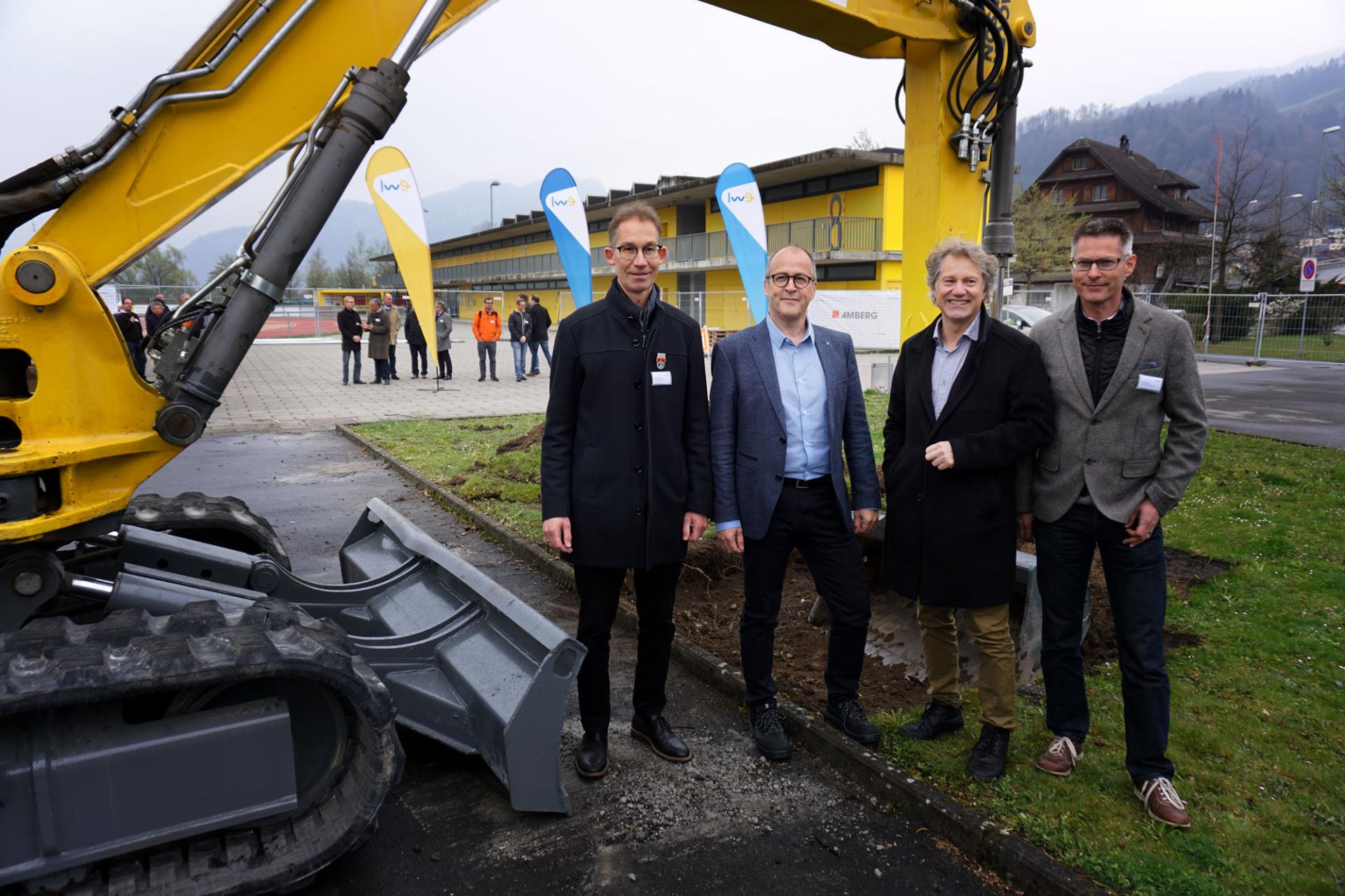 Thomas Zemp (Gemeinderat Horw), Stephan Marty (Vorsitzender der Geschäftsleitung bei ewl), Cyrill Wiget (Gemeindepräsident Kriens) und Patrik Rust (Mitglied der Geschäftsleitung bei ewl) beim Spatenstich (v.l.)