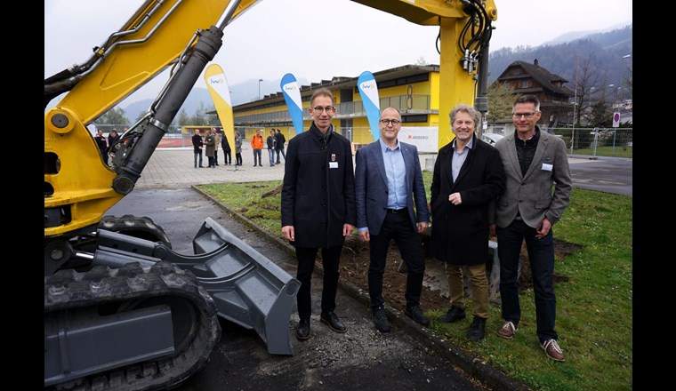 Thomas Zemp (Gemeinderat Horw), Stephan Marty (Vorsitzender der Geschäftsleitung bei ewl), Cyrill Wiget (Gemeindepräsident Kriens) und Patrik Rust (Mitglied der Geschäftsleitung bei ewl) beim Spatenstich (v.l.)