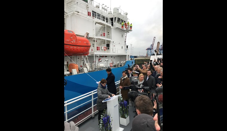 Schiffstaufe des LNG-Schiffs «Kairos» mit Annegret Kramp-Karrenbauer. (©HHM/T. Reincke)