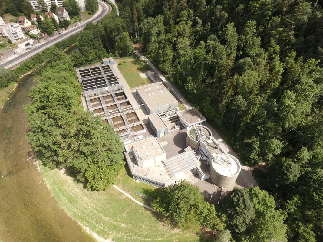 Die ARA Sihltal funktioniert auch ohne Vorklärbecken. Geschuldet ist das spezielle Anlagelayout den sehr begrenzten Platzverältnissen im Knie des Sihlverlaufs.