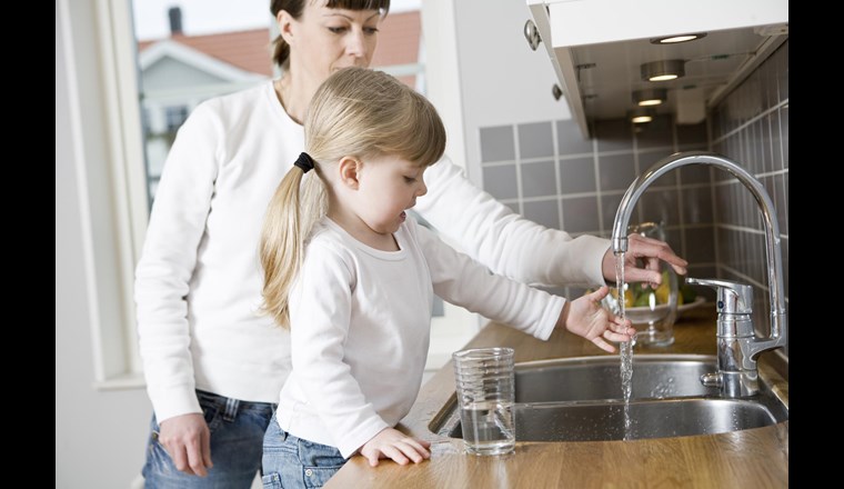 Eine Broschüre von Suissetec, die vom SVGW unterstützt wird, richtet sich an die Inhaber oder Betreiber von Hausinstallationen – mit dem Ziel, sie für das Thema Trinkwasserqualität zu sensibilisieren. (Foto: gemenacom/123rfcom).