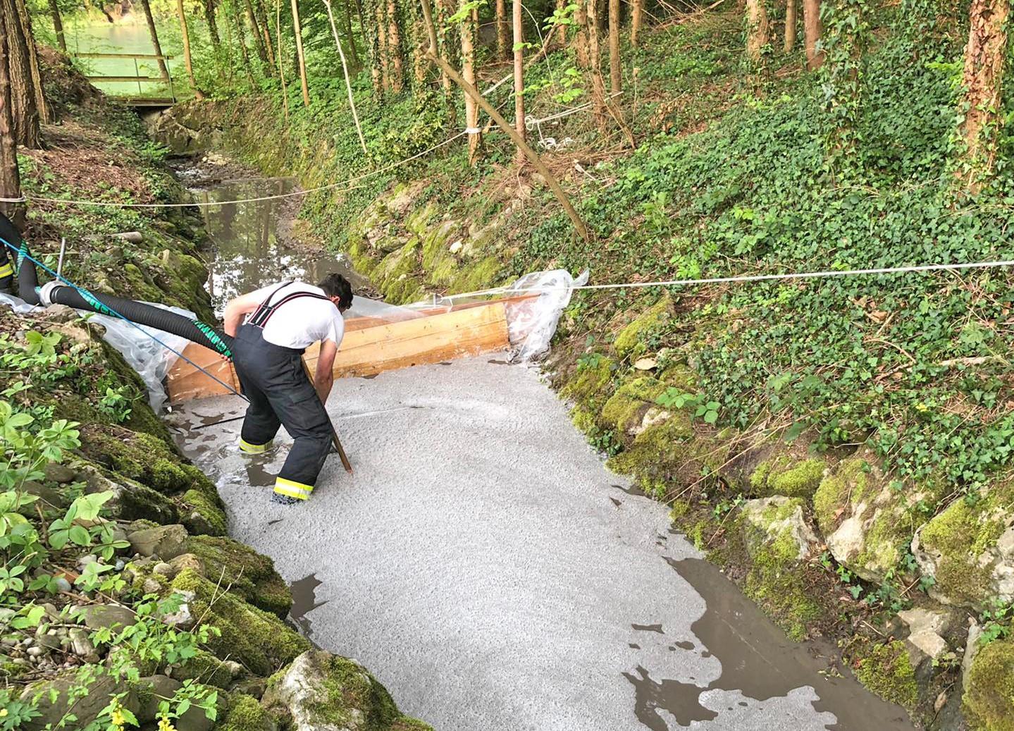 Die Feuerwehr errichtete Wassersperren und spülte die Bäche. (Foto: Kantonspolizei Thurgau)