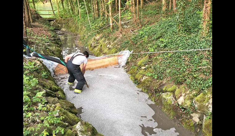 Die Feuerwehr errichtete Wassersperren und spülte die Bäche. (Foto: Kantonspolizei Thurgau)