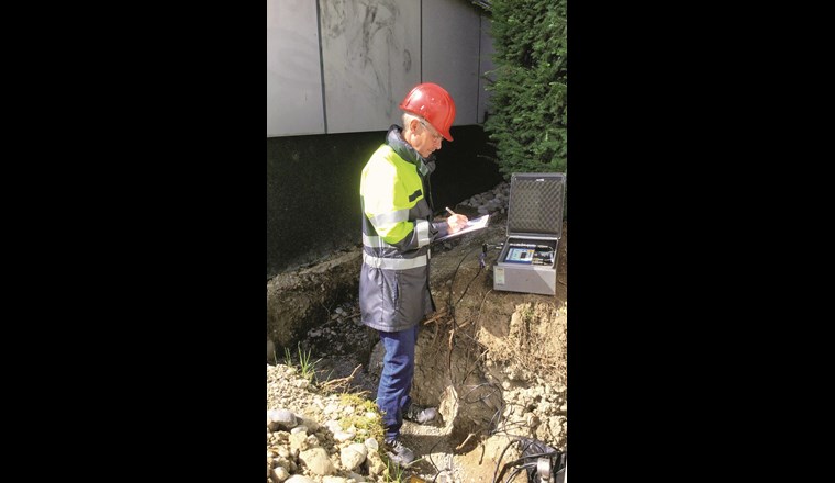 Druckprüfungen dürfen nur von fachkundigen Personen ausgeführt werden. Im Bild: Thorsten Gebhardt, langjähriger TISG-Inspektor.