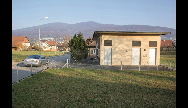Gefährdung der Trinkwasserfassung durch Strasse und zu nahe Bebauung.