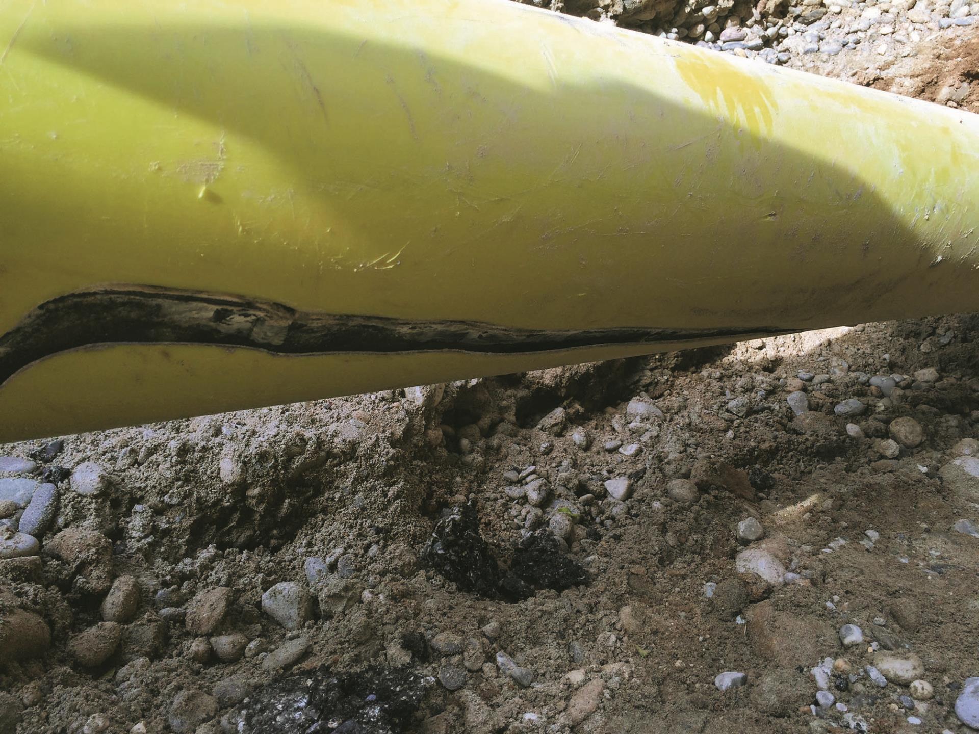 Beispiele enthafteter formstabiler PE-Umhüllungen ohne relevantem Korrosionsabtrag in der Region Basel. (Bilder: IWB)