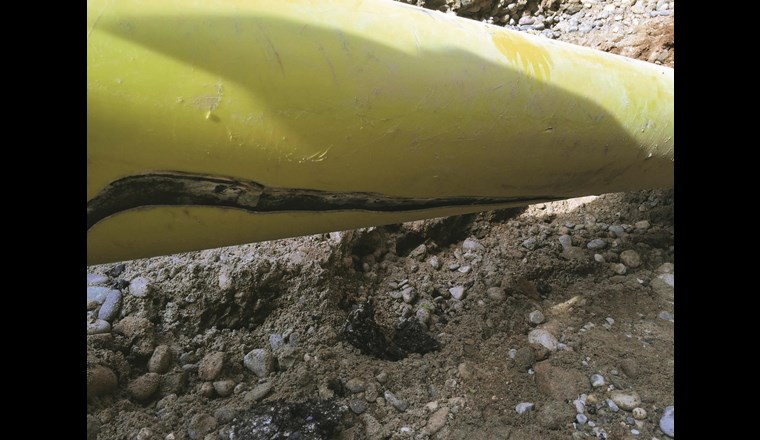 Beispiele enthafteter formstabiler PE-Umhüllungen ohne relevantem Korrosionsabtrag in der Region Basel. (Bilder: IWB)