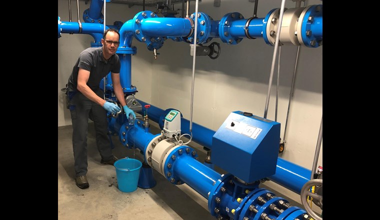 Brunnenmeister Sandro Schneider von der Wasserversorgung Davos: «Ich liebe es erlerntes Wissen in der Praxis anzuwenden.»