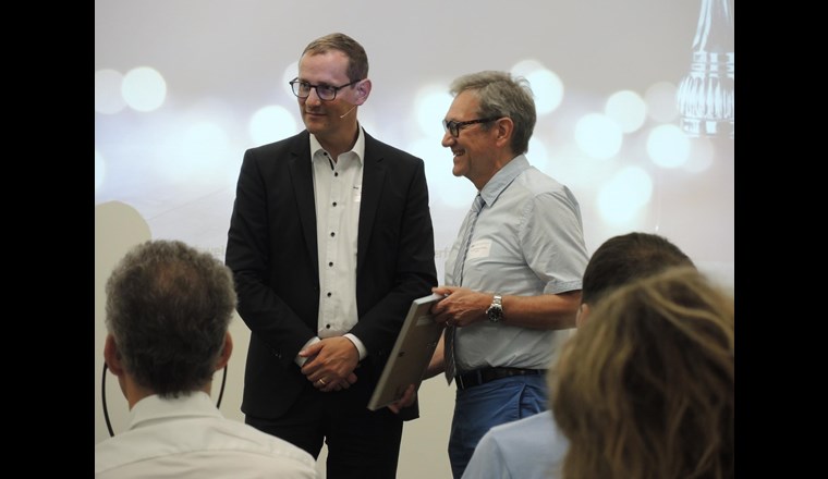 SVGW-Präsident Markus Küng (links) überreichte die Ehrenmitgliedschaft an Alterspräsident Jean-Claude Weber.