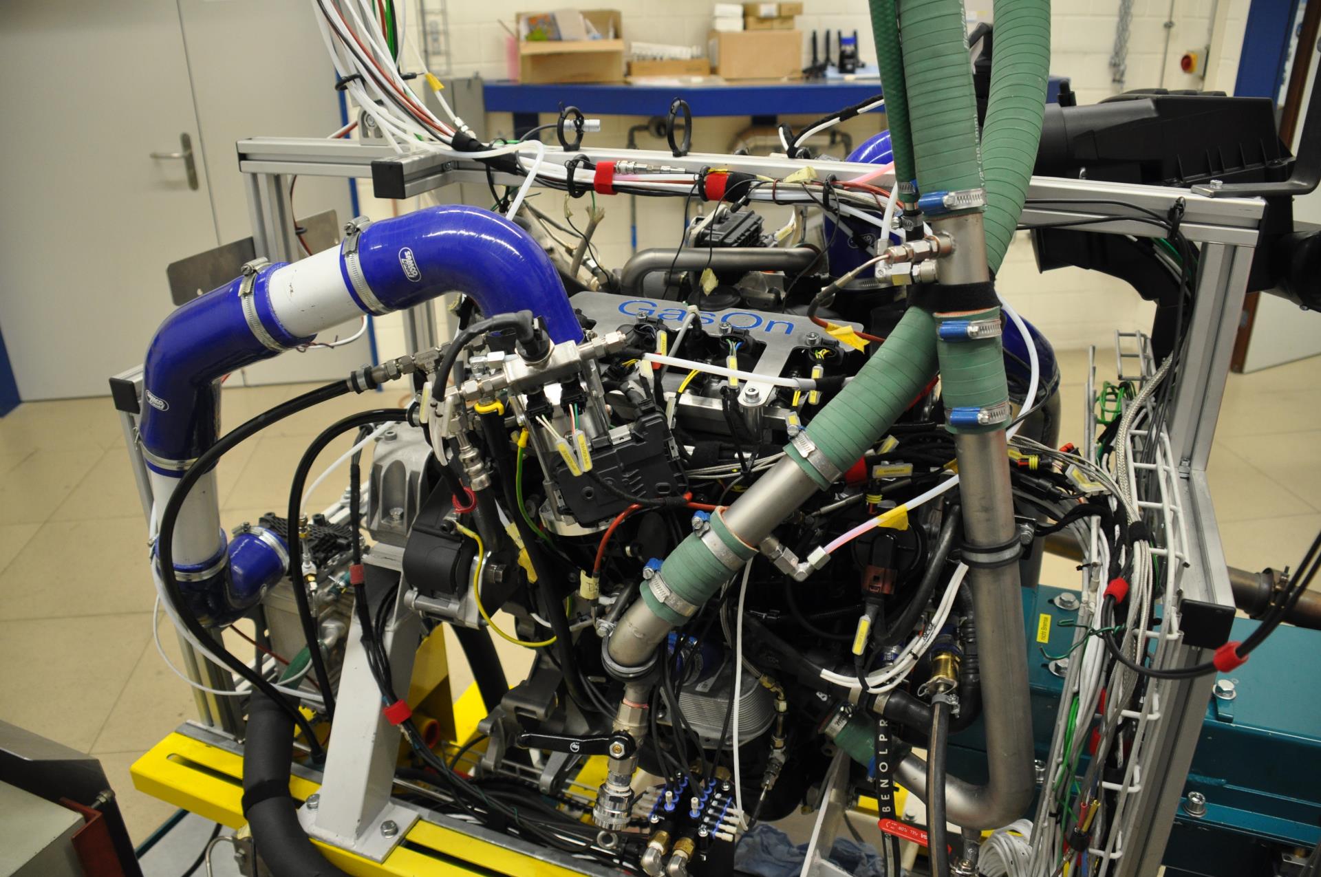 Gasfahrzeuge punkten mit niedrigen Schadstoffemissionen. Aufgrund der Möglichkeit, mit erneuerbarer Energie betrieben zu werden, dürften sie weiter an Bedeutung gewinnen. Im Bild: 2-Liter-Vierzylinder-Vorkammer-Gasmotor auf dem Teststand im Motorenlabor der Empa. (Bild: Empa)