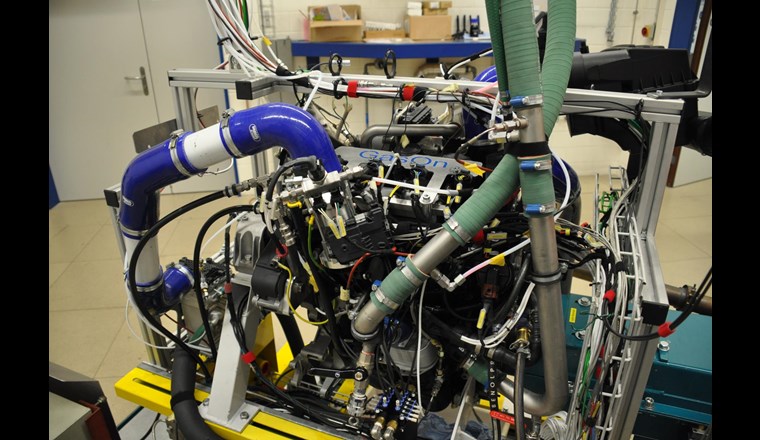 Gasfahrzeuge punkten mit niedrigen Schadstoffemissionen. Aufgrund der Möglichkeit, mit erneuerbarer Energie betrieben zu werden, dürften sie weiter an Bedeutung gewinnen. Im Bild: 2-Liter-Vierzylinder-Vorkammer-Gasmotor auf dem Teststand im Motorenlabor der Empa. (Bild: Empa)